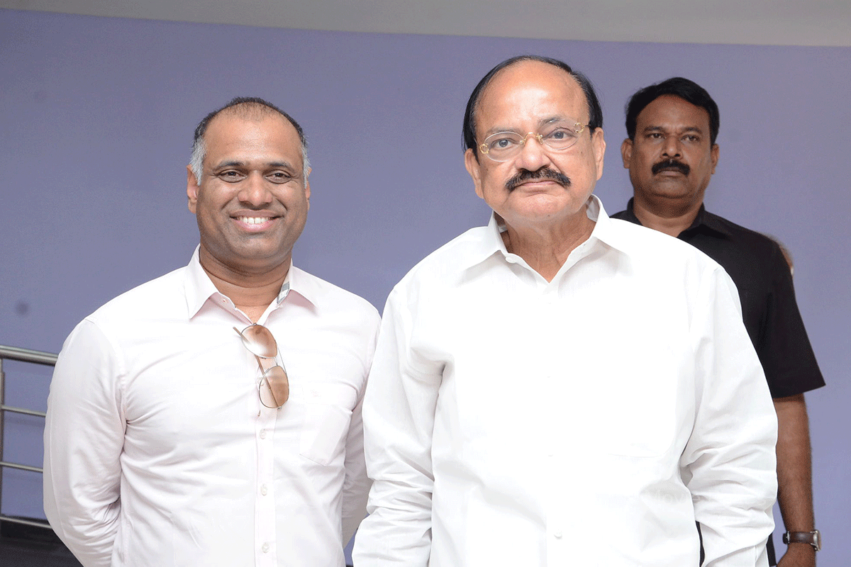 venkaiah-naidu-watched-oopiri